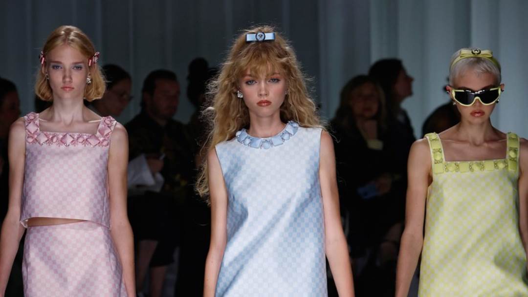 Modni Trendovi Za 2024 Godinu StoryBOOK   Versace SS 2024 