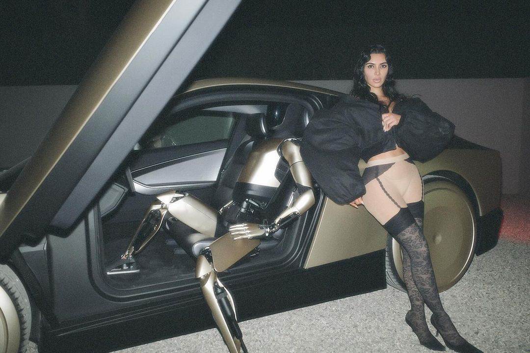 Kim Kardashian i Tesla Robot Optimus | StoryBOOK