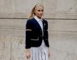 Caroline Daur na reviji Thom Browne FW 2023 nosi prugice