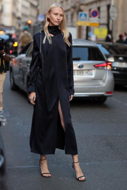 Crna satenska haljina na Tjednu mode u Parizu