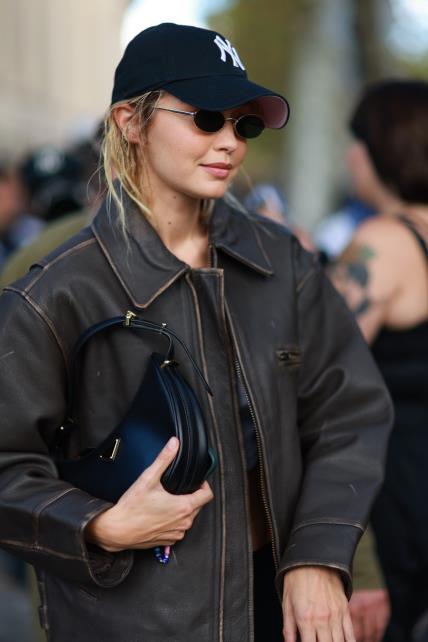 Gigi Hadid nosi Mango kožnu jaknu, Pariz