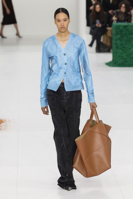 Loewe AW23 trend traperice