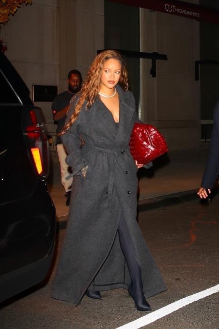 Rihanna nosi Dries Van Noten kaput, Bottega Veneta torbu i Balenciaga čizme