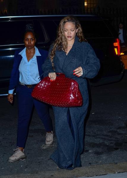 Rihanna nosi Dries Van Noten kaput, Bottega Veneta torbu i Balenciaga čizme