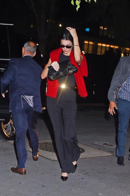 Kendall Jenner nosi crveni pulover