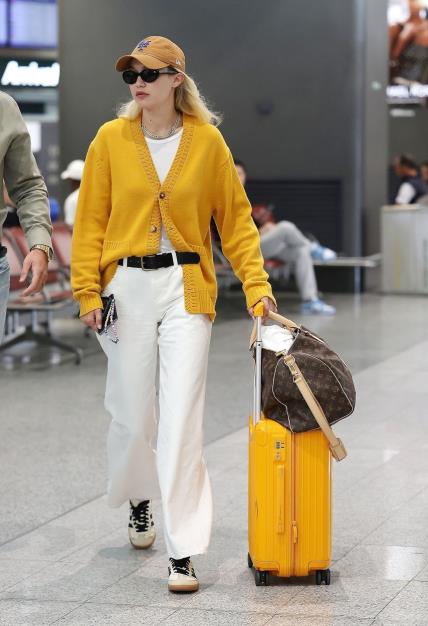 Gigi Hadid nosi žutu boju na jesen 2023.