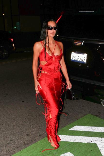 Kim Kardashian u jarko crvenoj haljini