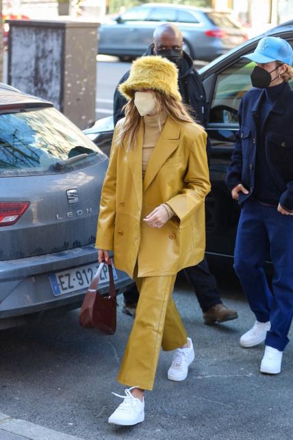 Hailey Bieber nosi krzneni bucket hat