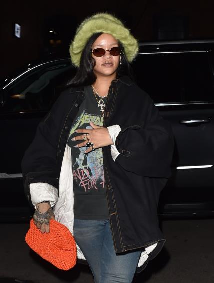 Rihanna nosi krzneni bucket hat