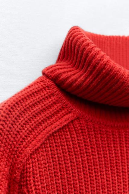 Zara crveni pulover