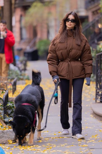 Emily Ratajkowski u puffer jakni