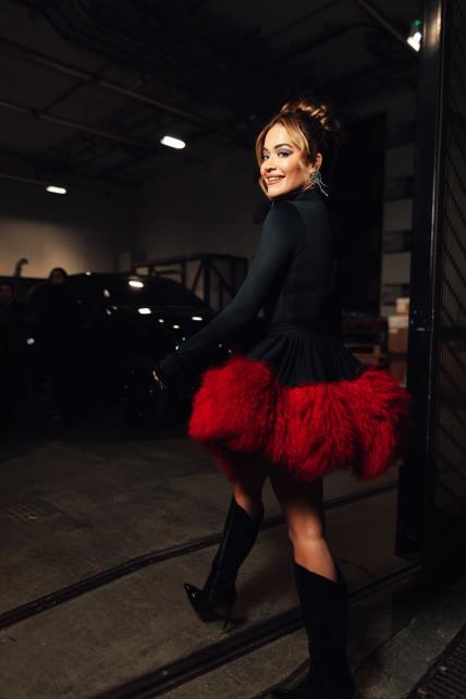 Rita Ora u suknji s crvenim perjem