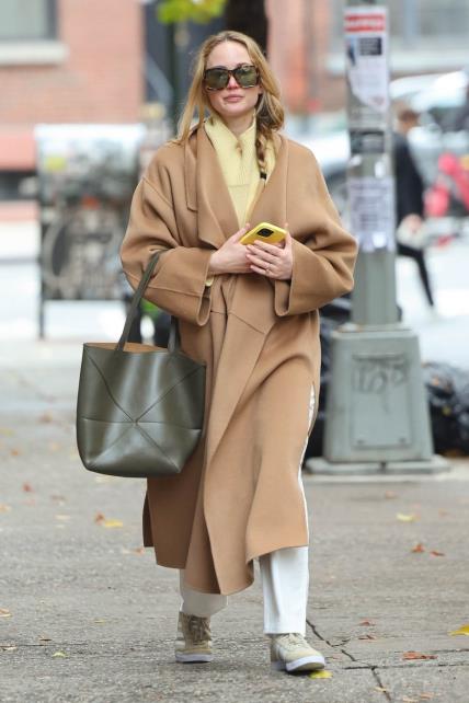 Jennifer Lawrence nosi Toteme kaput