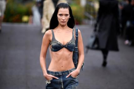 Bella Hadid na Givenchyjevoj reviji za proljeće ljeto 2023