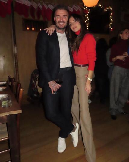 Victoria Beckham nosi crveni pulover