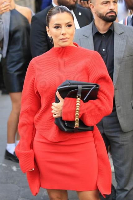 Eva Longoria u crvenom puloveru