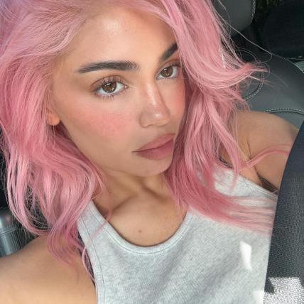 Kylie Jenner s pink kosom