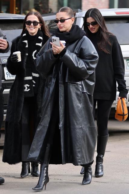Hailey Bieber kožni kaput