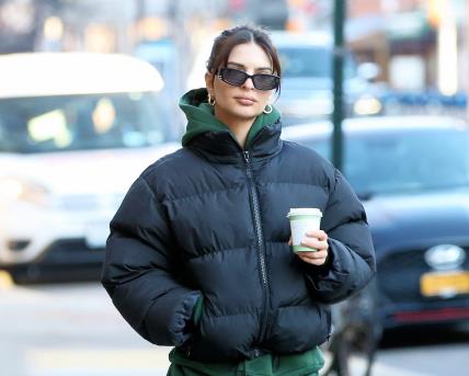 Emily Ratajkowski nosi puffer jaknu