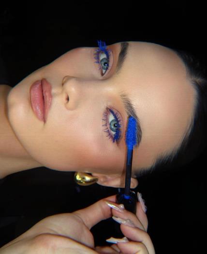 Plava boja u makeupu trend za 2024