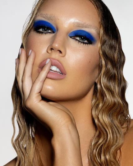 Plava boja makeup trend 2024