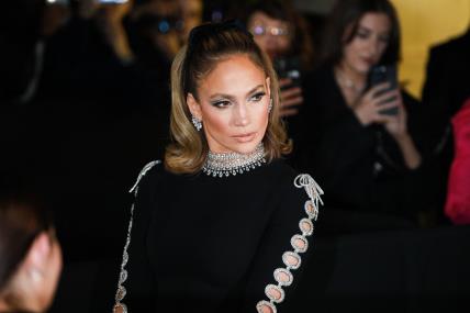 Jennifer Lopez nosi mašnu