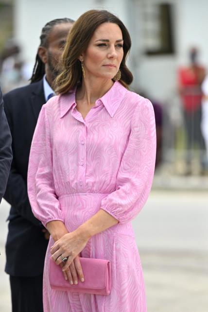 Kate Middleton s ružičastim clutchem brenda Emmy London