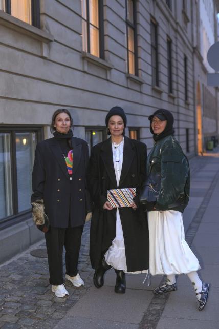 Street style crno bijelo Kopenhagen 2024