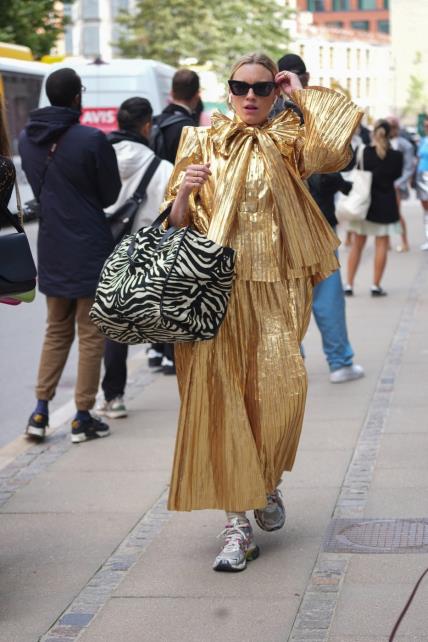 Street style Kopenhagen metalik moda