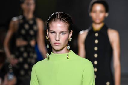 Duge naušnice s Proenza Schouler revije za proljeće/ljeto 2023