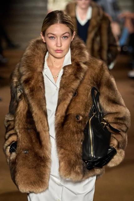 Gigi Hadid nosila Miu Miu i Chanel revije na Tjednu mode u Parizu 2024 | StoryBOOK