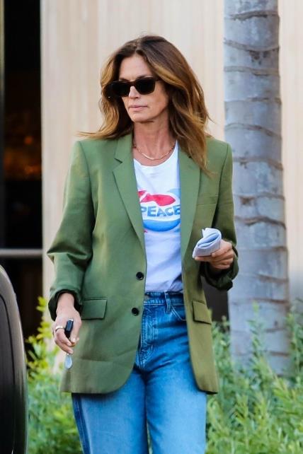 Cindy Crawford street style