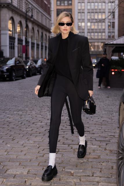 Gigi Hadid u crnom modnom izdanju