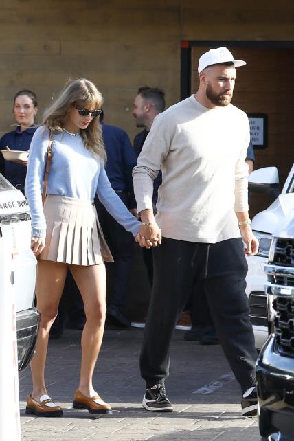 Taylor Swift u puloveru i suknji