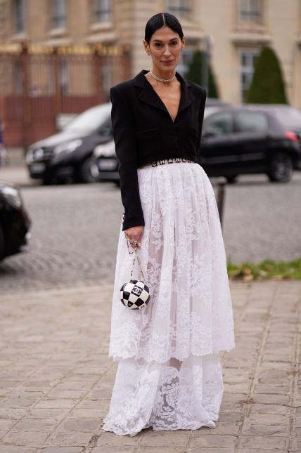 Street style fashion week bijela suknja