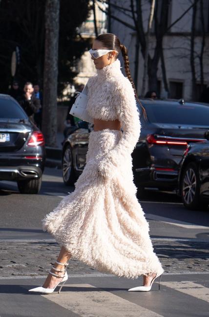 Street style fashion week bijela suknja