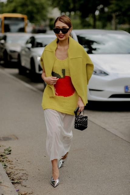 Street style fashion week bijela suknja