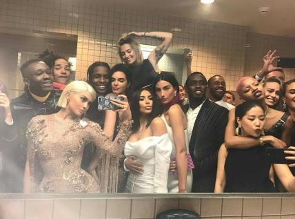 Met Gala selfie