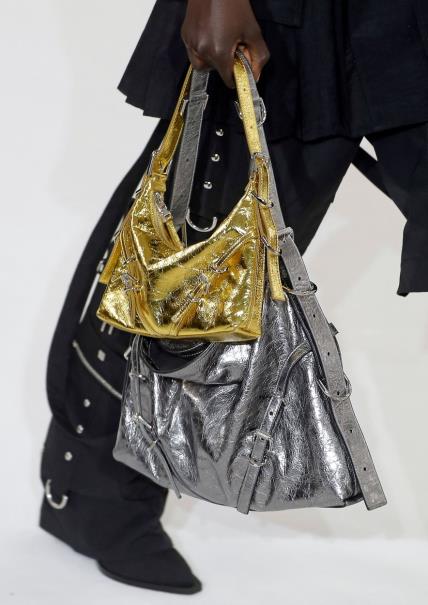 Metalik torbica na Givenchy reviji za jesen/zimu 2023