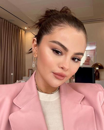 Kako Selena Gomez nanosi bronzer u stiku