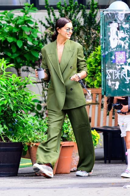 Irina Shayk u zelenom odijelu
