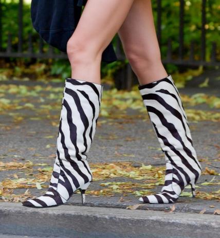 Irina Shayk nosi zebra čizme