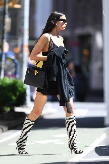 Irina Shayk nosi zebra čizme