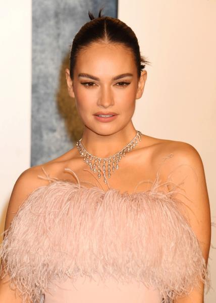 Trendi frizure Lily James