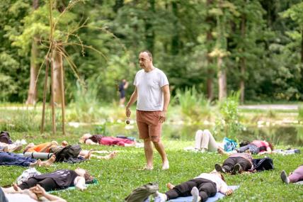 Zvučna meditacija pod vodstvom Gorana Klemena, koji je ujedno omogućio i akupresurnu masažu za opuštanje tijela i uma.jpg
