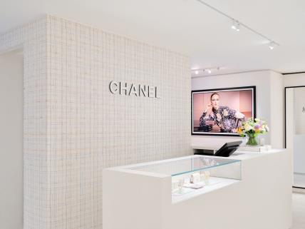 chanel_capri-seasonal-boutique-reopening-8-LD.jpg