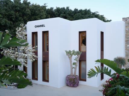 chanel_mykonos-seasonal-boutique-2024-1-LD.jpg