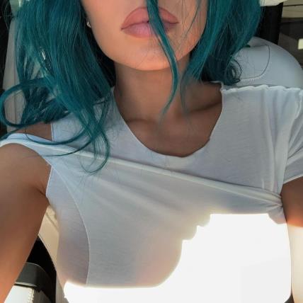 Kylie Jenner s plavom kosom