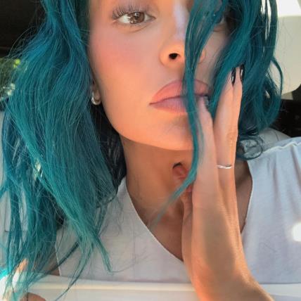 Kylie Jenner s plavom kosom