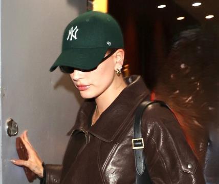 Hailey Bieber smeđa kožna jakna